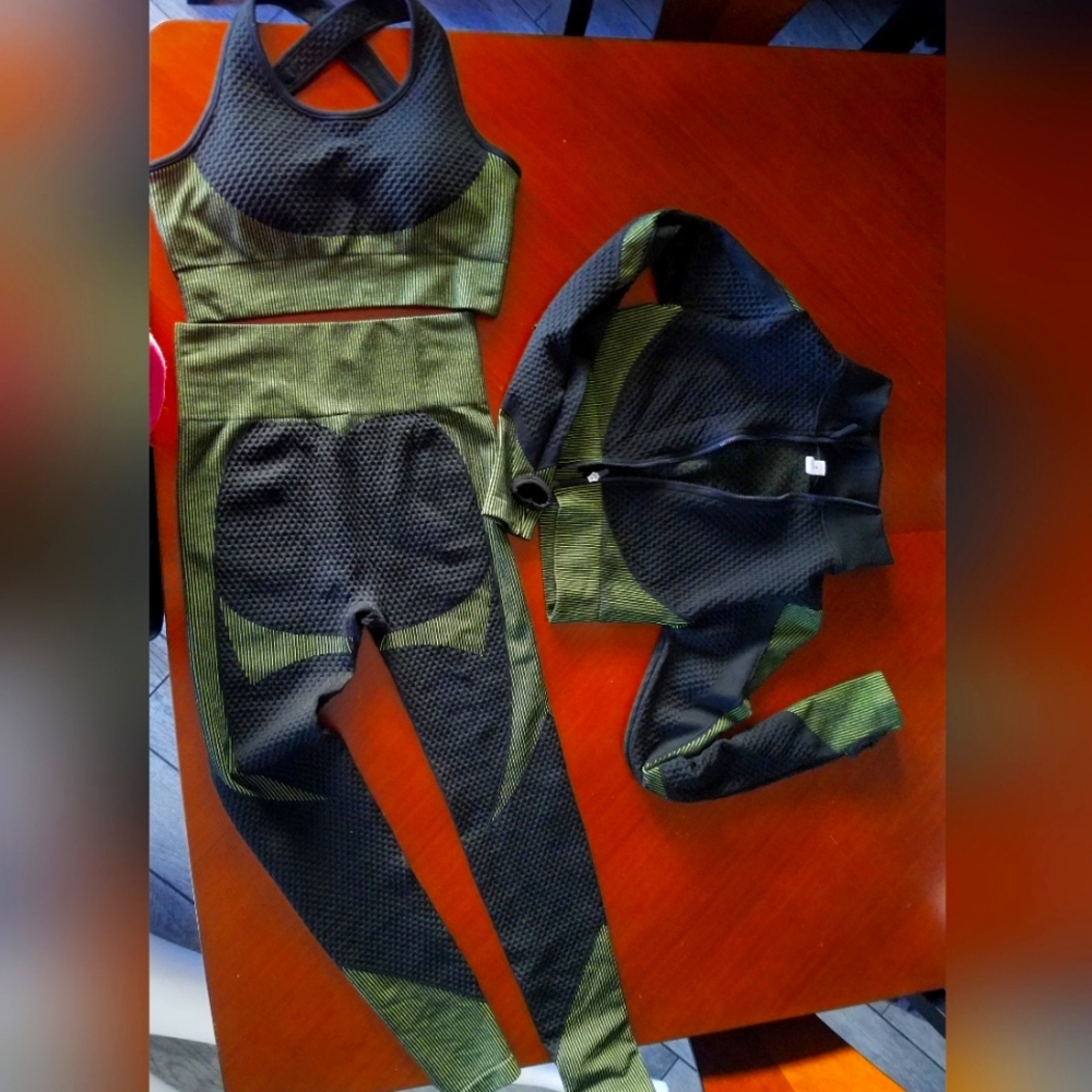 M | Zasuwa 3 piece workout- jacket,  sports bra, and leggings | black & green